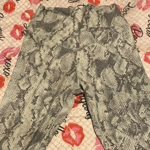 american eagle white pattern crossover leggings